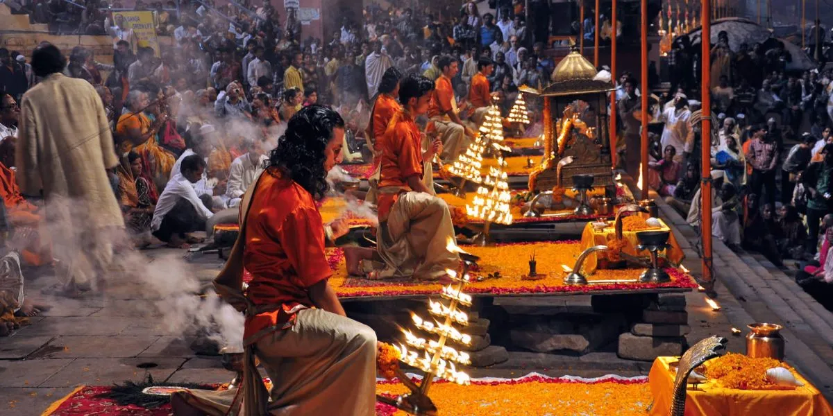 Newlyweds exploring Udaipur’s Lake Pichola during a romantic honeymoon